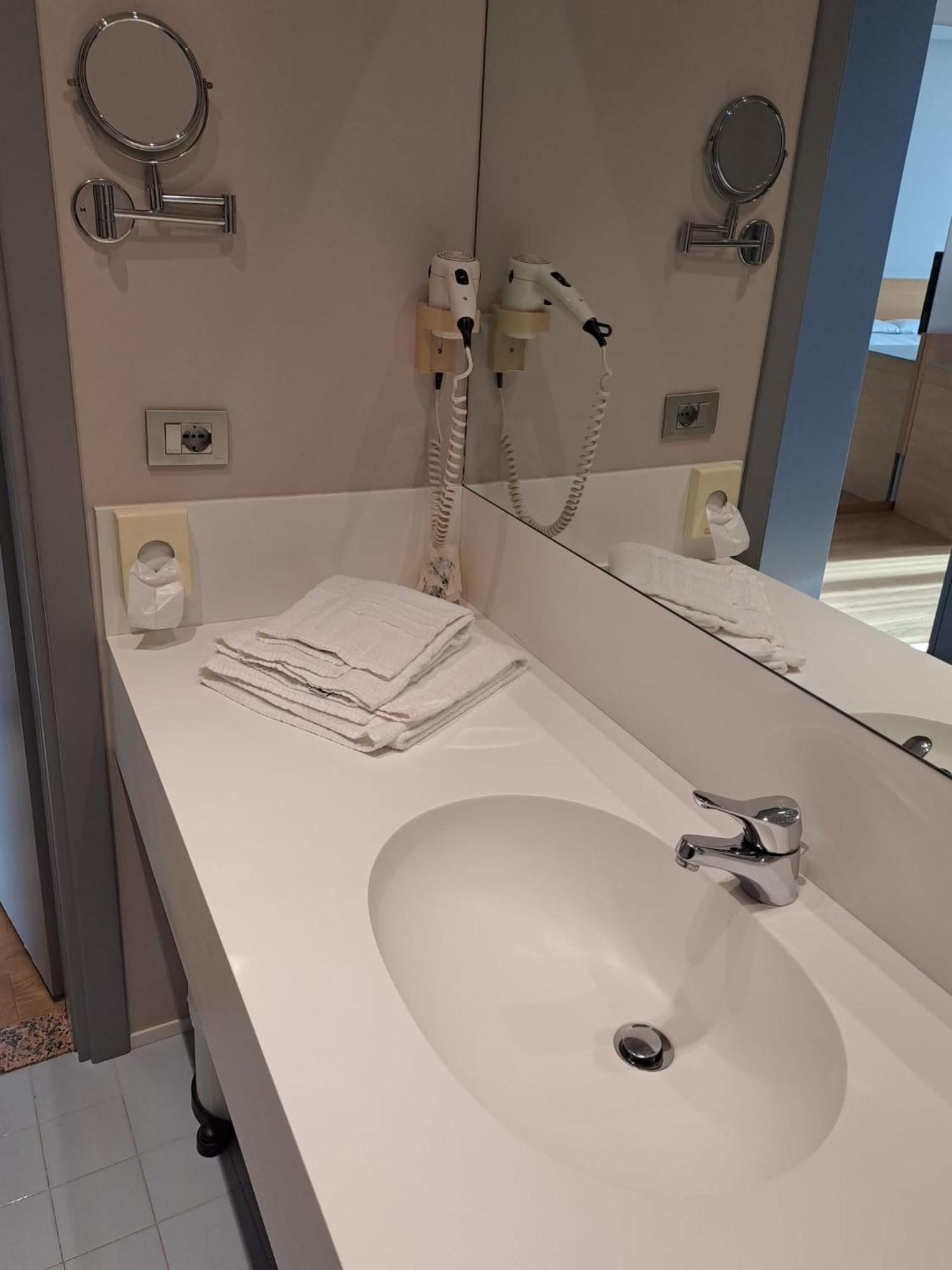 Hotel Internazionale แชร์วินญาโน เดล ฟริอูลี ภายนอก รูปภาพ